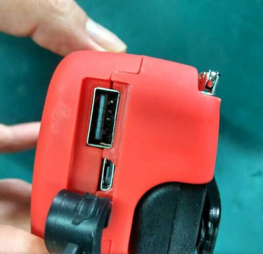 Solar Hand-Crank USB Charging Radio/Flashlight